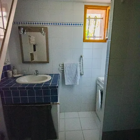 Jolie Maison Independante Avec Jardin Et Piscine